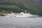 M/S  Arion  der Classic International Cruise legt am Abend des 05.06.05 am Kreuzfahrtanleger von Olden ab.