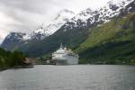 Die M/S  Costal Europa  am Kreuzfahrtanleger von Olden.