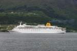 M/S  Costal Europa  beim Verlassen der Kreuzfahrtanleger von Olden im Nordfjord; 07.06.2005