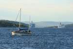 Whrend ein Segler den Sportboothafen von Drbak verlsst, begegnen sich im Oslofjorden die F/S  Crown of Scandinavia  und die F/S  Stena Saga .