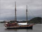 Die 1914 gebaute JOMFRUEN ist am 16.09.2015 im Oslofjord unterwegs. Sie ist 19,70 m lang, 5,30 m breit und bietet max. 63 Personen Platz. Heimathafen ist Oslo (Norwegen).