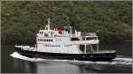 Die 1968 gebaute FJAERLANDSFJORD (IMO 6821016) am 27.09.2012 im Naeroyfjord, einem Nebenarm des Sognefjordes. Sie ist 44 m lang, 10 m breit und kann 244 Passagiere und 21 Fahrzeuge befrdern. Heimathafen ist Floro (Norwegen).
