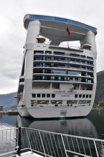 AURLAND (Provinz Sogn og Fjordane), 09.09.2016, Kreuzfahrtschiff Caribbean Princess in Flåm am Ende des Aurlandfjords, einem Teil des Sognefjords -- Baujahr: 2004 / Flagge: Bermuda / IMO/MMSI: