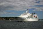 Die Seabourn Pride in den Schären vor Stockholm. Das Kreuzfahrtschiff wurde 1988 gebaut, es hat eine Länge von 133,4 m und kann 208 Passagiere aufnehmen, bei 160 Mann Besatzung.
Reederei: Seabourn Cruise Line. 18.08.2007 (Matthias)