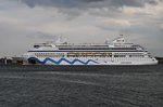 AIDAaura läuft am Abend des 22.5.2016 aus dem Kieler Hafen zu einer Ostsee-Reise aus.
