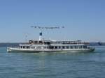 Die HERRSCHING (gleicht �u�erlich einem Raddampfer, ist aber ein dieselgetriebenes Radschiff) hat die gleichnamige Anlegestelle verlassen und ist auf dem Ammersee zur n�rdlichen Rundfahrt gestartet;