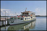 Die Abfahrtzeit naht und das Fahrgastschiff Edeltraud füllt sich hier am 26.5.2022 mit Fahrgästen am Anleger in Stock am Chiemsee.