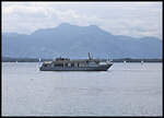 Mit einer kleinen Privatgesellschaft war das Fahrgastschiff Michael am 26.5.2022 vormittags auf dem Chiemsee bei Stock unterwegs.