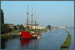 Der Windjammer  De Liefde  liegt an der Weser in Bremen vor Anker. Das Schiff wurde ursprünglich als Holzfrachter gebaut und wird nach einem Umbau nun als Veranstaltungsschiff genutzt. (aufgenommen am 21.08.2015 bei der Fahrt mit dem Zug über die Weserbrücke)