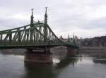 Freiheitsbrcke ber die Donau in Budapest am 20.01.2007.