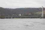 Blick auf die Elbe bei Hochwasser, Bahn und Straenbrcke Niederwartha,  am 03.02.2013 gegen 12:35 Uhr