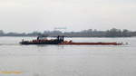 KARL HEINZ (ENI 02307020) am 30.3.2017, eine mit Baggergut beladene Klappschute schiebend, Hamburg, Elbe Höhe Wittenbergen /    Ex-Namen: Jan, Jannie, Diana, Omnia, Jessica, Frenk R, Cobra,