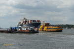 Hamburg am 21.8.2019: reger Schiffsverkehr auf der Elbe, Blickrichtung vom Bubendeyufer elbabwärts, Schubschiff DIETER, HADAG-Fähre Tollerort und das einlaufende Containerschiff CMA CMG