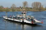 Fähre  HOOPTER MÖWE 2  (04804070 , 52,9 x 11,8m)  am 27.03.2022 auf der  ELBE  km 599 kurz vor dem Anlegen auf der Niedersächsischen Seite in Hoopte. 