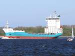 Das deutsche Containerschiff HANNI (IMO 9188506) verl�sst leer Hamburg und begegnet einem Jollenkreuzer; 18.04.2009 bei L�he  