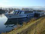 MS River Concerto  Flu�kreuzfahrtschiff,  L110m, B11m, 140 Passagiere,  am Anleger in Breisach/Rhein,  Dez.2009