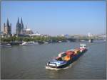 Das Container-Schiff MS  Formentera  ist am 15.10.2006 auf dem Rhein vor der Kulisse der K�lner Altstadt unterwegs.