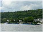 Schubschiff  CENTURY II  schiebt seine Last Rheinaufw�rts an Koblenz vorbei.