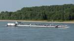 Tanker  Novara  Rhein-aufwärts unterwegs am Himmelgeister Rheinbogen, 26.6.2010