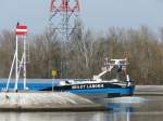 Das niederl�ndische Motorschiff  Ora et Labora  verl�sst am 23.02.2008 den oberen Vorhafen der Schleuse Vogelgr�n.