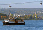 Die 1953 in Dienst gestellte Personenfähre  Schängel  pendelt zwischen Koblenz und Ehrenbreitstein; darüber die Seilbahn zur Festung Ehrenbreitstein, im Hintergrund der Koblenzer Vorort