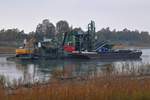 Schwimmende Wasch- und Sortieranlage NEPTUN V76 und Kiesschiff im Neuen Rhein, Fußacher Durchstich nahe der Mündung in den Bodensee (Vorarlberg) (2011-10-29) ---  An der Rheinmündung in