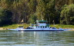 Autofähre  Baden-Pfalz  überquert den Rhein bei Neuburg, Rheinkilometer 354, Sept.2017