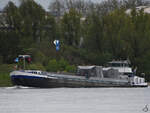 Das Gütermotorschiff MI VIDA (ENI: 02317877) auf den Rhein unterwegs, so gesehen Anfang Mai 2021 in Duisburg.
