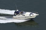 Motorboot ANTJE in schneller Fahrt auf dem Rhein bei Boppard am 23.09.2022.