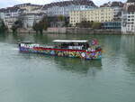 Transportschiff / Partyschiff - MS EVOLUTIE mit 100 Jahr Feier der MCB  Märtplatz Clique Basel ( Karneval - Fastnacht / Drummel- und Pfyffer ) unterwegs auf dem Rhein in der Stadt Basel am