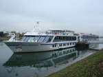 Flusskreuzer  River Navigator  am Anleger in Breisach am Rhein,  L=110m,B=11,4m, 140Passagiere  gesehen 1.11.08  