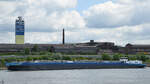 Das Tankmotorschiff CHAMSIN (ENI: 02324743) fährt Rhein aufwärts, so gesehen im Mai 2025 bei Duisburg.