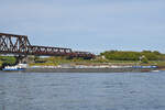 Der Tanker BEATE JAEGERS (ENI: 05501890) fährt den Rhein hinauf, so gesehen Ende September 2025 in Duisburg.