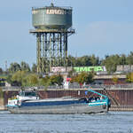 Das Frachtschiff HILBER (ENI: 02311325) ist auf dem Rhein unterwegs, hier gesehen im September 2025 in Duisburg-Hochfeld.