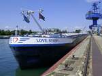 GMS Love Story, ankert im Rheinhafen von Breisach, L=135m, Tonnage 3566t, 2x1300 PS, Baujahr 2005, gemeldet in Gent/Belgien, Mai 2025