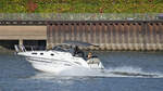Die Motoryacht YARA (SW-R 290, Yachtline 25 Wide Beam) war Ende September 2025 in Duisburg zu sehen.