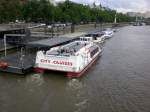 Das Fahrgastschiff Millennium of Peace auf der Themse an der Anlegestelle Westminster Bridge.(9.5.2009)
