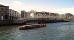 Die  Spirit of Docklands  fhrt unter der Ha'Penny Bridge durch.
( September 2007)