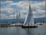 Eine Segelyacht verlsst den Yachthafen von Lausanne am Genfer See, aufgenommen am 25.07.2009.