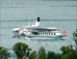 Auch auf dem Thuner See dampft es gelegentlich. Der Raddampfer  Blmlisalp  aufgenommen in der Nhe der Anlegestelle Spiez am 28.07.08. (Jeanny)