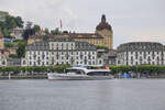 Mit zahlreichen Passagieren an Bord ist hier am 20.5.2025 gerade das Fahrgastschiff SAPHIR vor der Kulisse des Hotels Schweizerhof in Luzern zu einer Rundfahrt über den Vierwaldstättersee gestartet.