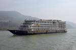 MV SELINA,  Ein Flusskreuzfahrtschiff  von Victoria Cruises  auf dem Yangzi am 24.10.2014 Richtung drei Schluchten Staudamm.