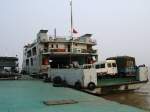 Unsere Autofhre von ChongMing nach JiaDing am 30.06.2006.
Da wir Touris waren durften wir zu fnft auf das Oberdeck.
Die Alternative wre ein stickiger Sitz (wie in einem Kino) im Innenraum. Ein Sonnendeck gibt es hier nicht offiziell.
