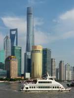 Personenfähre auf dem Huangpu Jiang in Shanghai, 3.10.2015
Im Hintergrund beherrscht der neue, 600 m hohe Shanghai-Tower die Skyline von Pudong.