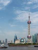 Frachtschiff auf dem Huangpu Jiang vor dem Oriental Pearl Tower in Shanghai, 3.10.2015