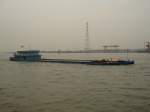Offenes Chinesisches Schüttgutbinnenschiff mit dem dort üblichen Tiefgang (Seelenverkäufer). Diese Schiffe fahren auch in der Mündung des Jangtse und auf dem Meer.
Mündung Huangpu am 03.06.2006.