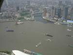 Blick vom Oriental tower über den Huangpu in Richtung Bund am 20.05.2006. Der mündende Fluss müsste der Shouzu Creek sein.