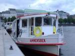 Das Fleetschiff  Ammersbek  steht am Jungfernstieg und wartet auf seine Fahrt ber die Alster. Bild vom 04.10.2006