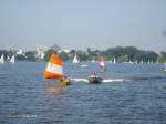 Hamburg am 26.7.2012: Segelschule mit Opti´s auf der Alster 