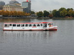 Hamburg  am 19. Oktober 2016,  Fahrgastschiff  Susebek  fährt den Anleger Jungfernstieg an.